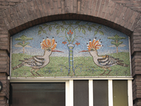 908003 Afbeelding van een mozaïek met twee hoppen (vogels) boven de voordeur van het huis F.C. Dondersstraat 55 te Utrecht.